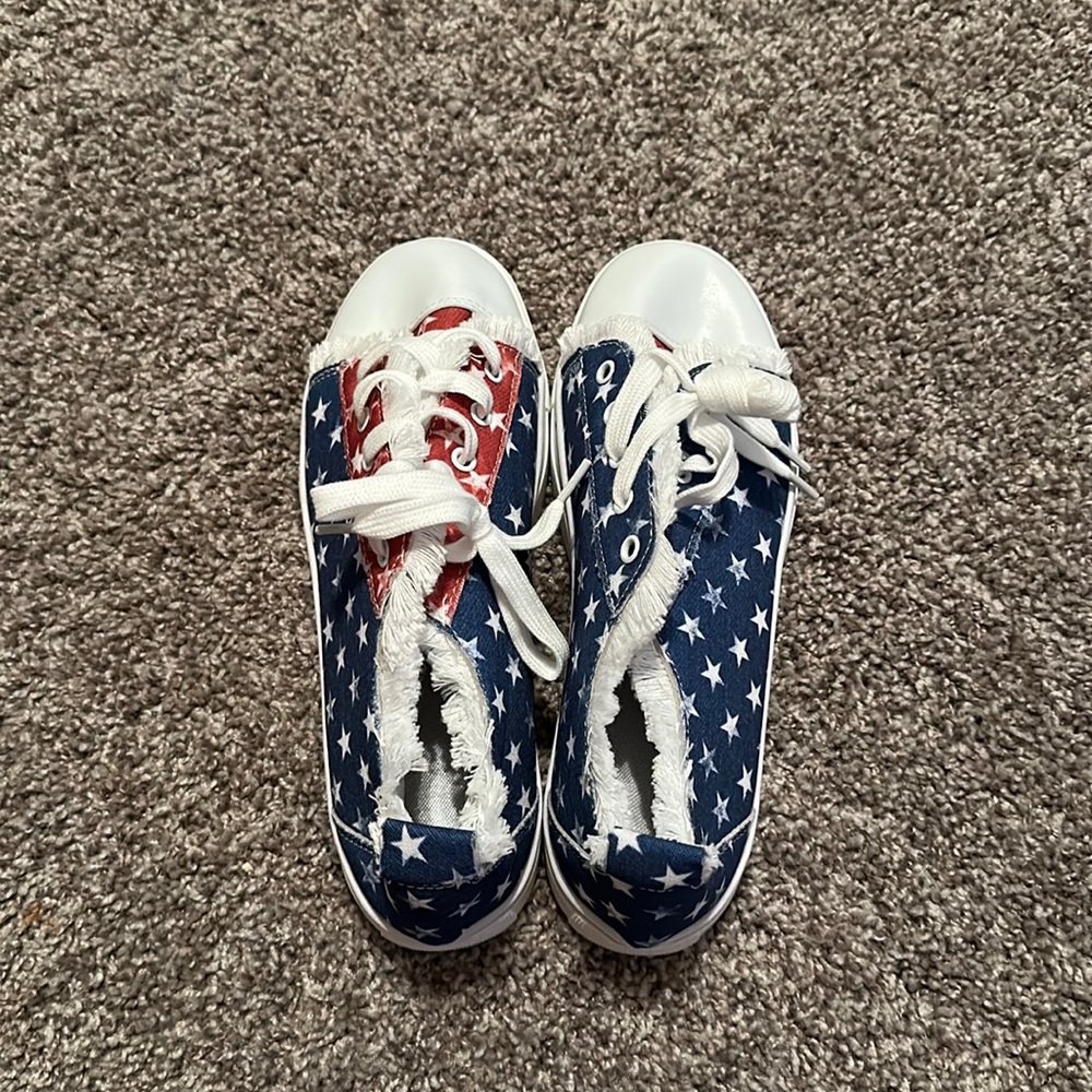 Red white n blue tenny shoes / size 8 / No brand